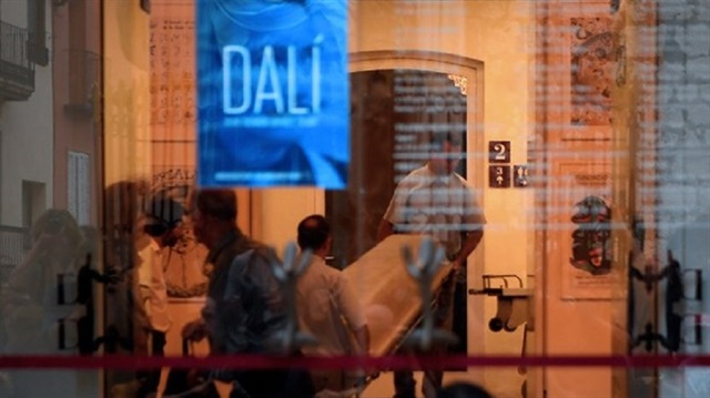 Salvador Dali'nin mezarı, Maria Pilar Abel'in talebi üzerine DNA'sı alınarak babalık testi yapılmak üzere 28 yıl aradan sonra açıldı.