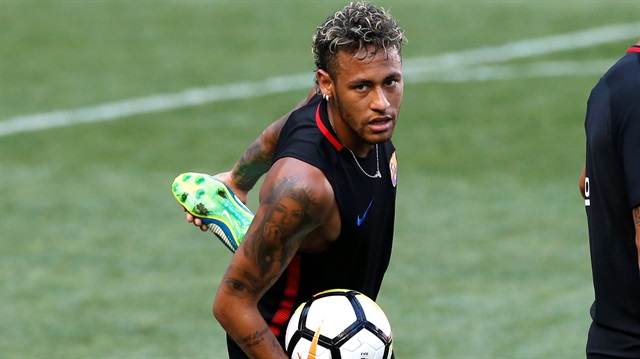 Barcelona'nın Brezilyalı yıldızı Neymar'ın yaz transfer döneminde 222 milyon Euro serbest kalma parasıyla PSG'ye transfer olması bekleniyor.
