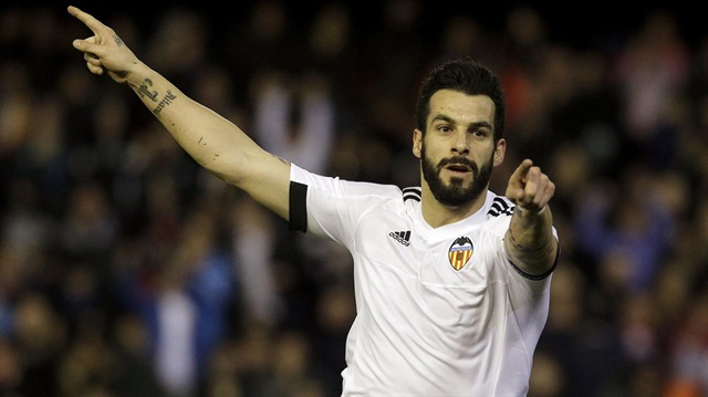 Valencia, yıllık 6 milyon Euro kazanan İspanyol golcünün kiralık transferi için Beşiktaş'la el sıkıştı. 