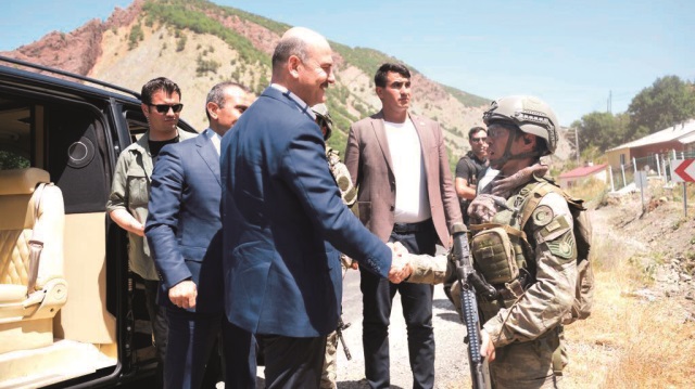 İçişleri Bakanı Süleyman Soylu teröristlerden temizlenen Tunceli- Pülümür yolunu otomobiliyle geçti. Soylu bölgede görev yapan askerlerle sohbet etti.