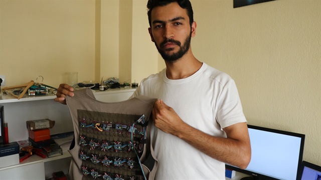 مهندس تركي يبتكر سترات إلكترونية لتسهيل حياة المكفوفين