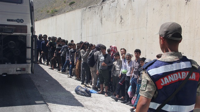 Kaçak göçmenler arızalanan otobüste yakalandı