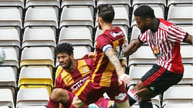 Lens, maçın 3 dakika arayla Bradford City ağlarında iki gol attı.