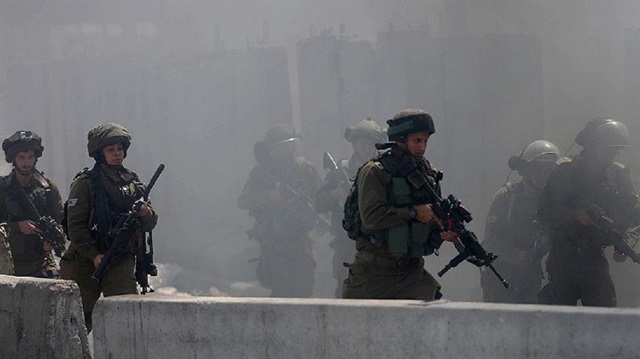 İsrail askerleri, Kudüs ve Batı Şeria'da Filistinlilere saldırıyor.
