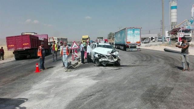 Elazığ’da kamyon, otomobil ile biçerdöverin karıştığı zincirleme kazada 3 kişi yaralandı.