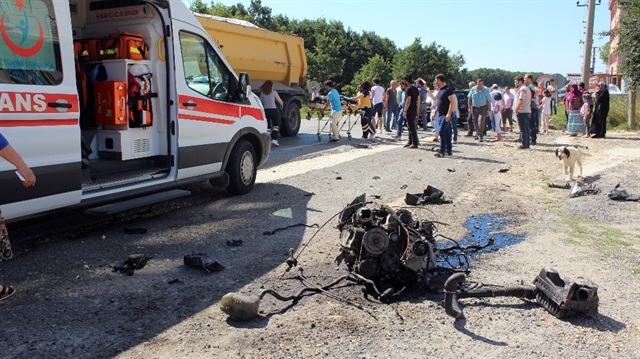  Tekirdağ’ın Saray ilçesinde üç otomobilin karıştığı trafik kazasında 1’i ağır 6 kişi yaralandı.