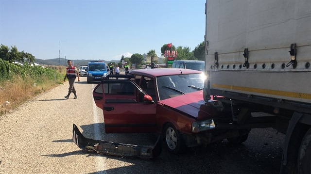 Manisa’nın Sarıgöl ilçesinde üç aracın karıştığı zincirleme trafik kazasında 4 kişi yaralandı.