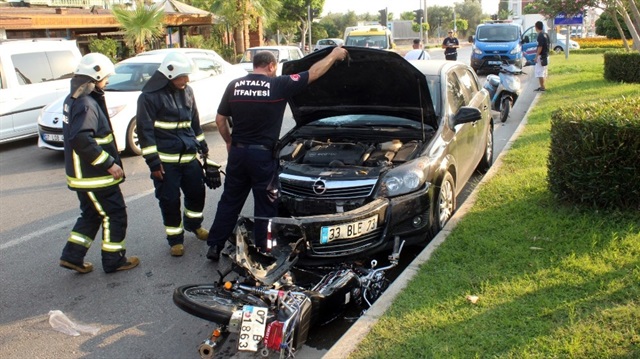 Antalya Side Kemer Bulvarı’nda otomobilin motosiklete çarpması sonucu meydana gelen trafik kazasında kazada 1 kişi yaralandı.