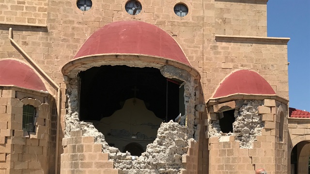 Ege Denizi'ndeki depremde büyük hasar gören İstanköy (Kos) Adası'ndaki ibadethaneler, tekrar hizmet verecekleri günü bekliyor.
