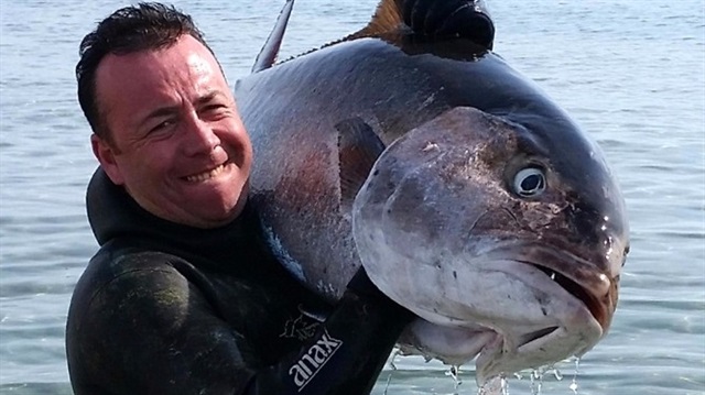 50 kiloluk akya türü balığı zıpkınla avladı. 
