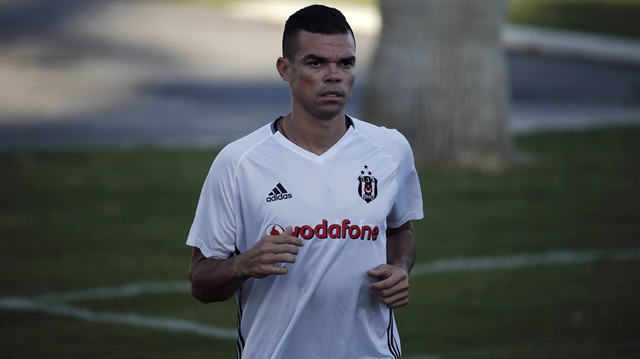 Pepe, siyah-beyazlı takımın İspanya kampında antrenmanda.