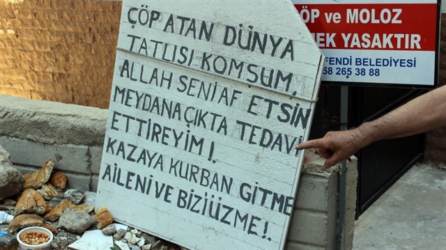 Çöplerden bıkan vatandaştan "Kazaya kurban gitmeyin" yazılı pankart.