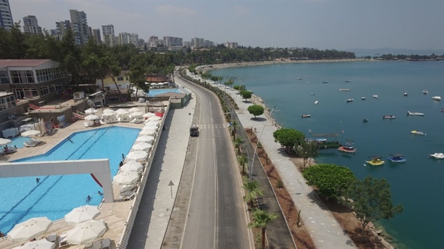 Adana Büyükşehir Belediyesi, Adnan Menderes Bulvarı Sahil Düzenleme ve Kültür Aksı Projesi’nde çalışmalarını sürdürüyor. 