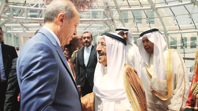 Cumhurbaşkanı Erdoğan, Kuveyt’teki temaslarının ardındanözel uçak “TUR” ile saat 
11.10’da Katar’ın başkenti Doha’ya gitti. Erdoğan’ı, Kuveyt Uluslararası Havalimanı Emirlik 
Terminali’nden, Kuveyt Emiri Şeyh Sabah el-Ahmed el-Cabir es-Sabah uğurladı. 