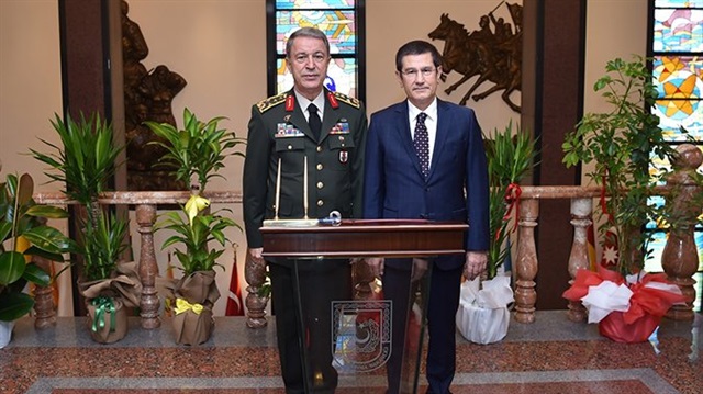​Genelkurmay Başkanı Orgeneral Hulusi Akar, Milli Savunma Bakanlığı görevine atanan Nurettin Canikli'yi ziyaret etti. 