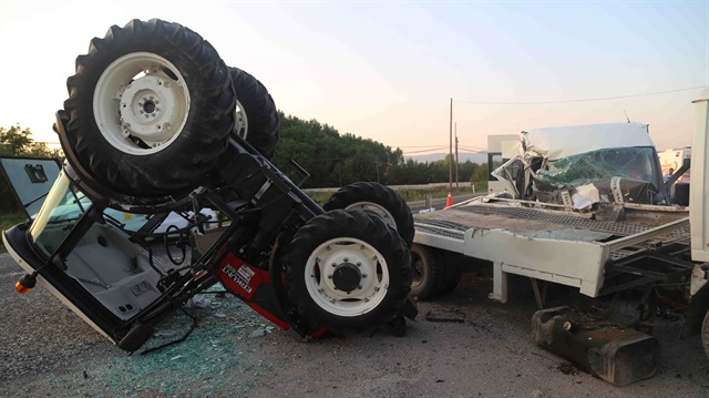 Üzerinde bulunan traktör kaza nedeniyle yola devrilen çekicinin sürücüsü gözaltına alındı.