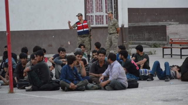 ​Tokat’ın Niksar ilçesinde jandarma ekiplerince yurda yasa dışı yollarla giren 82 yabancı uyruklu şahıs yakalandı.