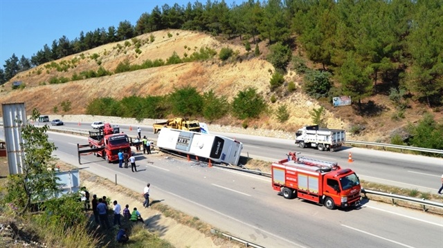 Sinop'ta yolcu otobüsü devrildi