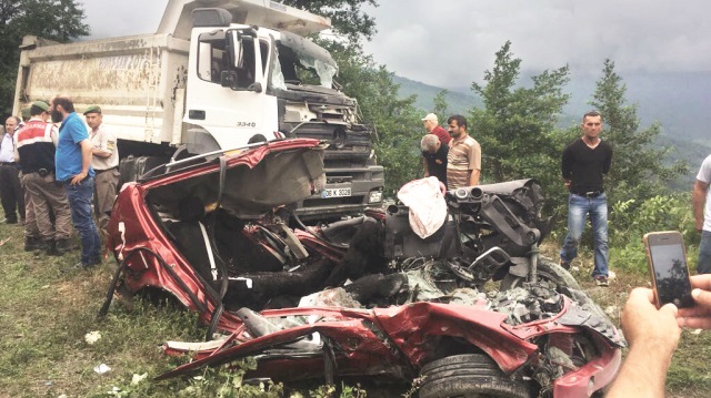 Artvin’de kamyonun biçtiği otomobildeki 3 kişi öldü. 