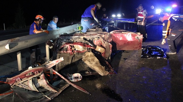 Kütahya'da otomobil bariyerlere çarptı: 3 ölü 1 yaralı