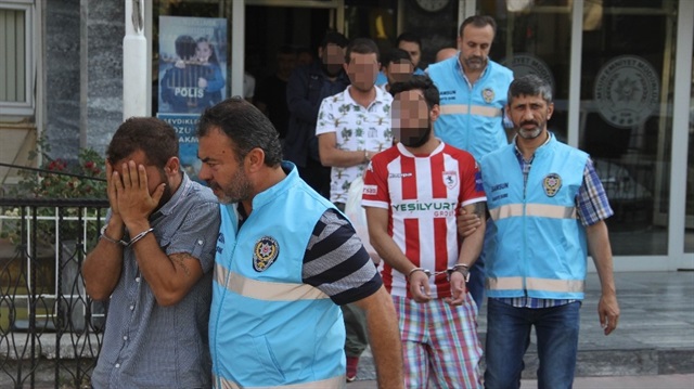 Samsun’da çeşitli suçlardan aranan 25 kişi polisin evlerine düzenlediği eş zamanlı operasyonla yakalanarak gözaltına alındı.
​