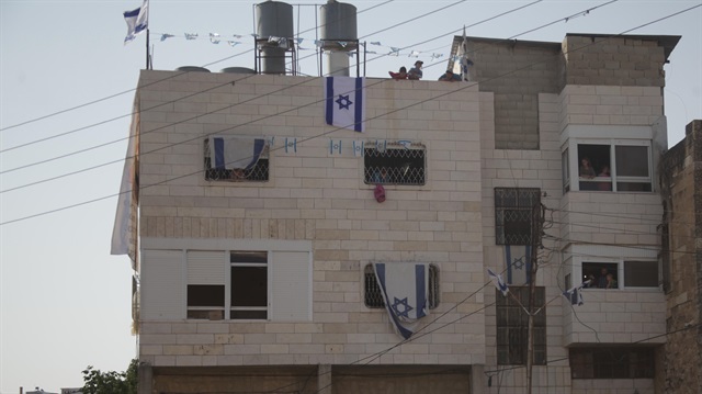 Yahudi yerleşimciler işgal altındaki Batı Şeria'da yer alan El-Halil kentinde, Filistinlilere ait 3 katlı bir binaya el koyup İsrail bayrakları astılar. 