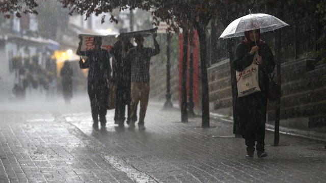İstanbul'un batı çevrelerinde kuvvetli olacak yağışlar metrekareye 21-50 kilogram düşeceği tahmin ediliyor.