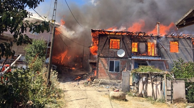 Çankırı'da çıkan yangın 30 haneyi yok etti