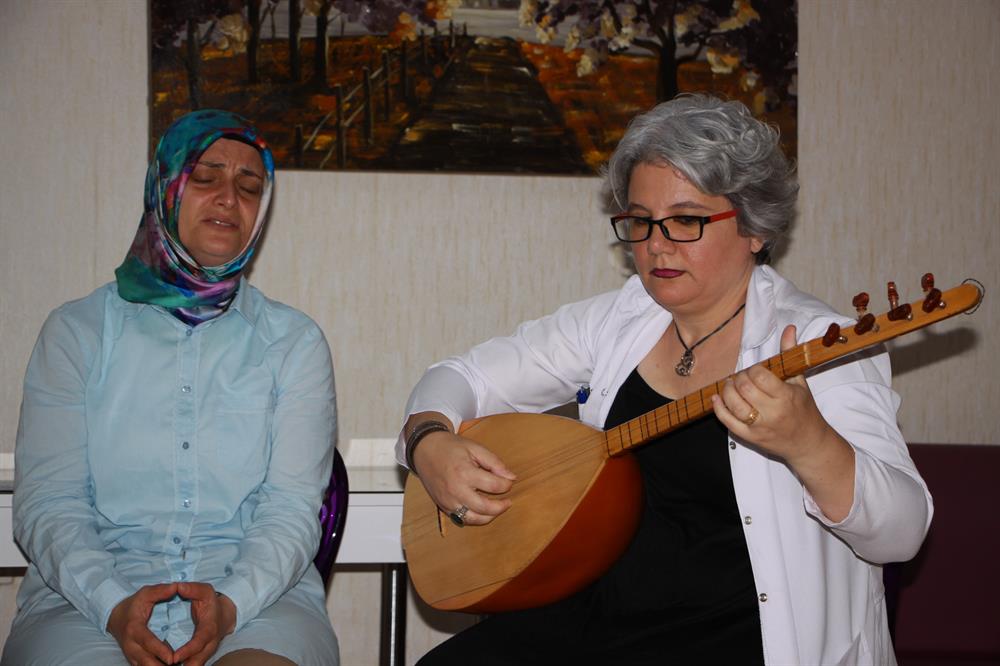  Bazı hasta ve hasta yakınları da çeşitli müzik aletleri çalıp türkü söyleyerek Uslu'ya eşlik ediyor.