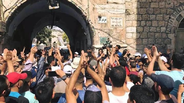 Binlerce Filistinli Mescid-i Aksa'ya geldi.