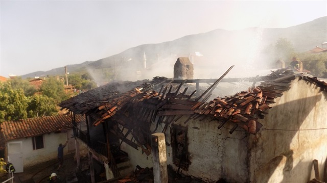 Aydın Haber: Karacasu’da yangın bir evi yok etti.