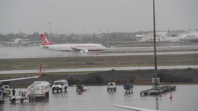 Yağıştan etkilenen uçakların kalkışında ve inişinde gecikme yaşandı.