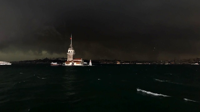 ​Şiddetli yağış öncesi İstanbul karanlığa gömüldü