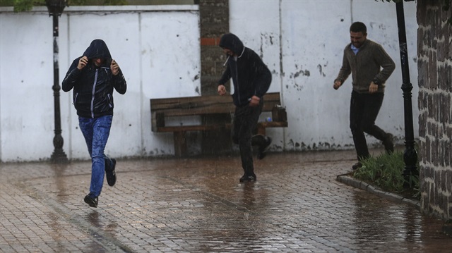 Meteorolojiden İstanbul'a sağanak yağış uyarısı yapıldı. 