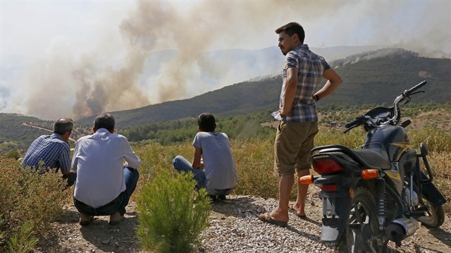 İzmir'i etkisi altına alan yangına karşı vatandaşlar tedirginlikle bekleyişini sürdürüyor.