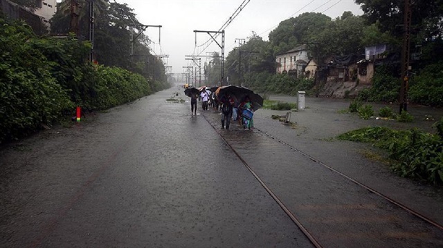Hindistan'daki yoğun yağış nedeniyle insanlar mahsur kaldı.