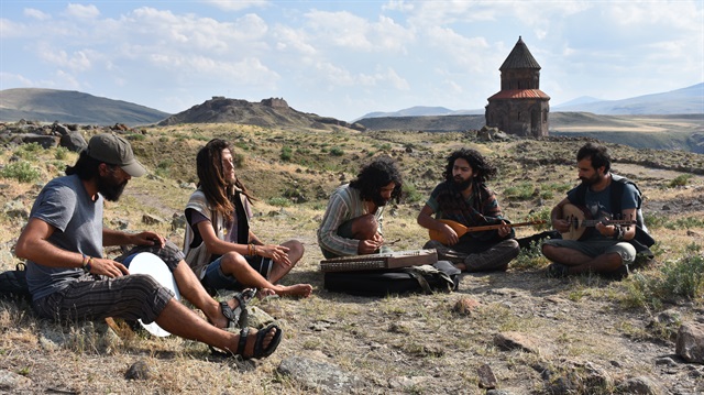 5 müzisyen Yalova'da bir araya gelip daha sonra Anadolu yollarına koyuldular.