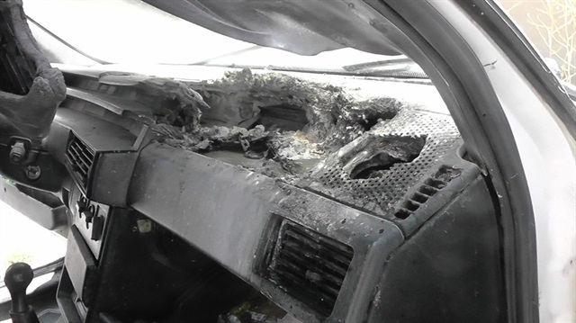 Cep telefonunun patlaması sonucu araçta yangın çıktı. 