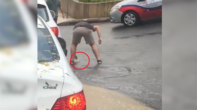 Yolun ortasında balık yakaladılar!