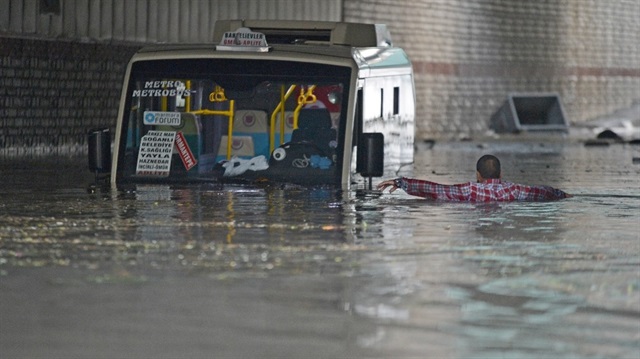 Bunun adı afet: İstanbul'da dolu ve fırtına 20 dakikada hayatı felç etti