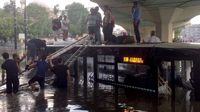 İstanbul'da aşırı yağış ve selden bazı vatandaşların araçların üzerine çıktığı görüldü. 