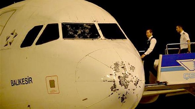 Balıkesir isimli yolcu uçağı, İstanbul Atatürk Havalimanı’na inişe geçeceği sırada dolu ve fırtınaya yakalandı.