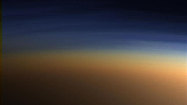 Uydunun atmosferinde 950-1300 metre irtifada tespit edilen karbon zincir iyonların aşağı inildikçe azaldığı ve bununla birlikte havadaki organik parçacık kümelenmelerinin arttığı gözlendi.