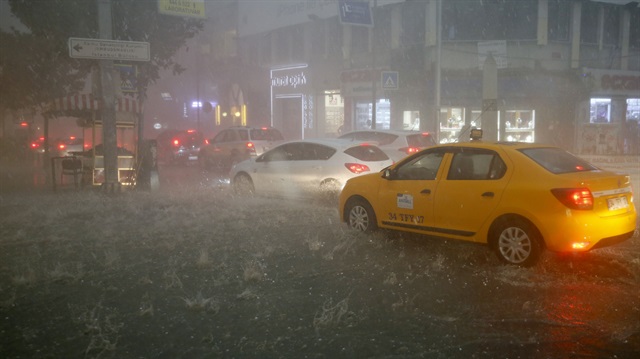 İstanbul'un bazı ilçelerine sağanak yapış uyarısı yapıldı. 