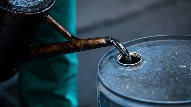 Brent petrolün varil fiyatı, haftanın son işlem gününde 51 dolardan işlem görüyor.