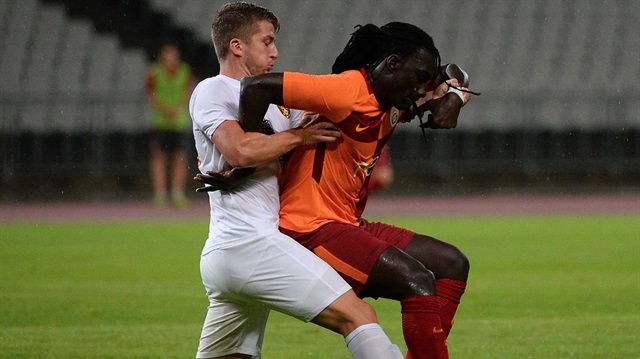 Galatasaray'ın yeni yıldızı Bafetimbi Gomis, Eskişehirspor maçında kaçırdığı pozisyonlarla taraftarı endişelendirdi.