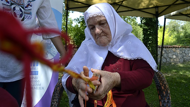 Havva Çakmak, 60 yıl önce köylerde gördüğü bu örgüyü şimdi kendisinin yaptığını söyledi.