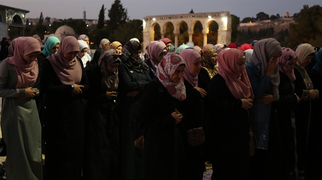 Mescid-i Aksa'ya yönelik kısıtlamaların kalkmasının ardından binlerce Filistinli akşam ve yatsı namazını kıldı​