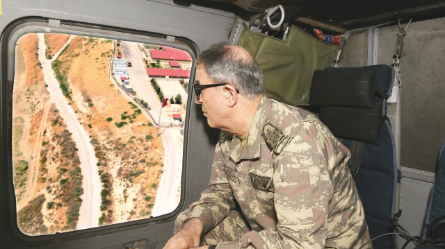 Orgeneral Hulusi Akar helikopterle sınır bölgesini inceledi.