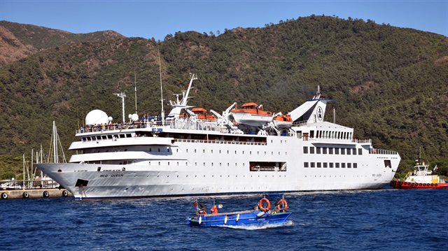 سفينة "ميد كوين" السياحية الشهيرة ترسو في "مرمريس" التركية